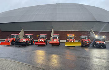 Rivissä kuusi kappaletta Kubota L2-522 -kiinteistönhoitotraktoria sekä Kubota RTV -lava-ajoneuvo.