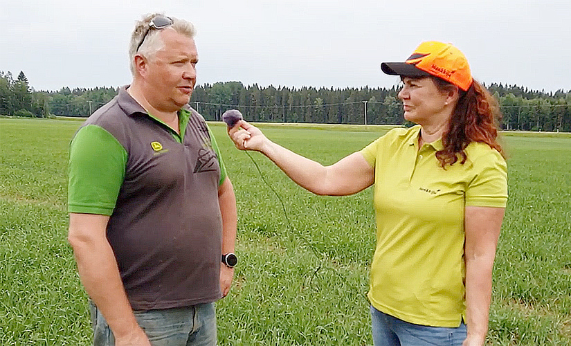 Iso-Kouvon tilaa viljelevä Juha Kouvo ja Hankkijan Tuula Honkamaa pellolla tekemässä haastattelua kesällä pilvisellä säällä.
