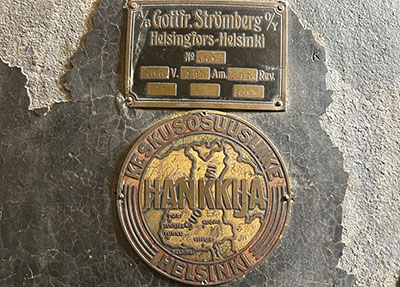 Turbiinin kylkeen on kiinnitetty Hankkijan vanha logo