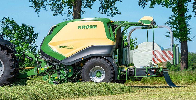 Krone CombiPack HDP -paalain paalaamassa traktorin perässä.