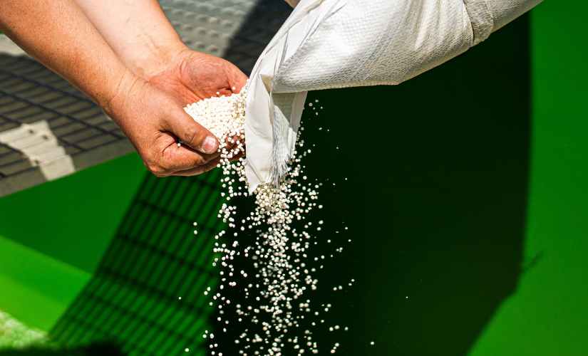 Yaran lannoitetta käsissä