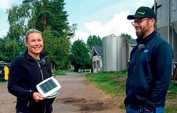 Sini Ylitalo ja Pasi Välisaari keskustelevat Latojoen Farmilla SiiloLinkki Kameroiden käytöstä ja hyödyistä rehujen hallinnassa.