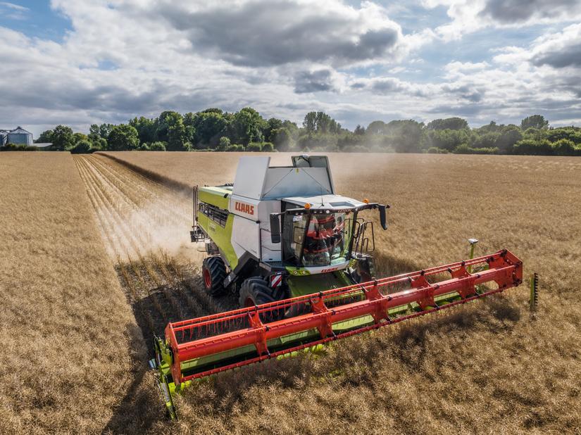 CLAAS-leikkuupuimuri konehallissa.