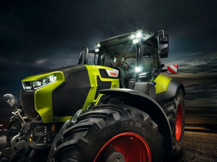 CLAAS AXION 9 -sarjan traktori pimeällä