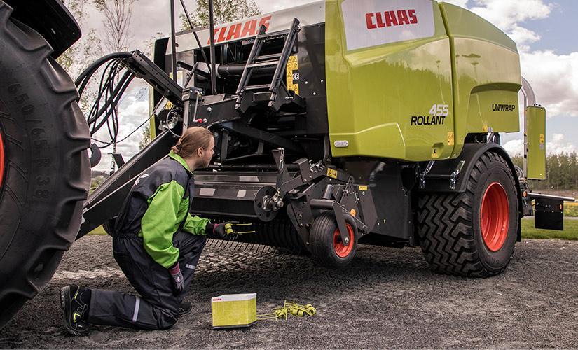 Claas Rollant 455 -paalain huollettavana.