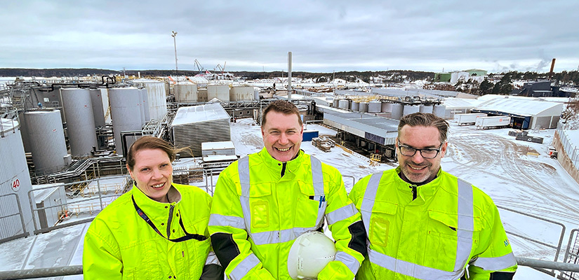 Keskellä tehtaanjohtaja Sami Soisalo, vasemmalla hallinto- ja laboratoriopäällikkö Jenni-Maria Jokinen, oikealla tuotantopäällikkö Tuomas Laaksonen.