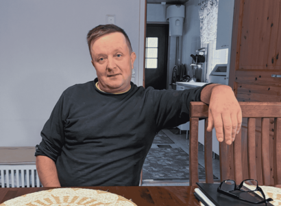 Olli Routakangas pöydän äärellä.