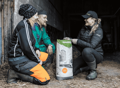 Markku ja Sonja Pitkänen sekä ruokinta-asiantuntija Eeva Ämmälä.