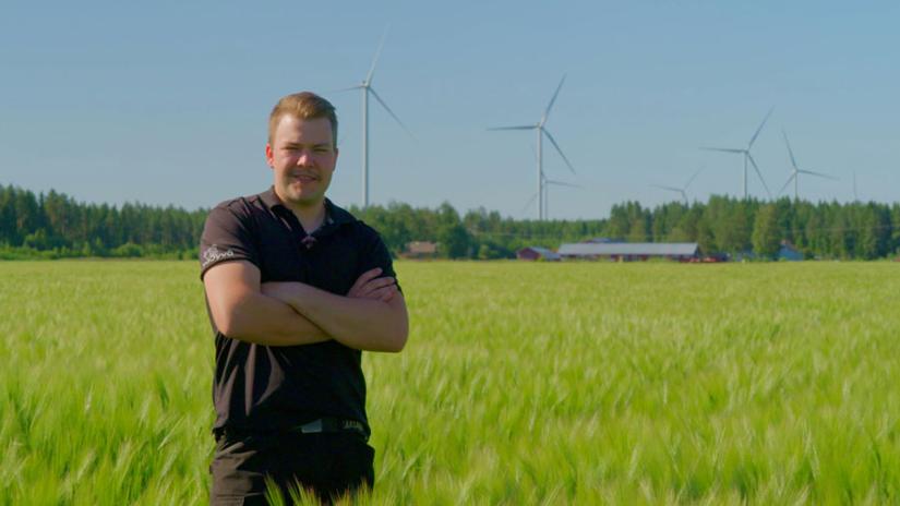 Viljelijä Arttu Isopahkala seisoo Salpa-ohran pellolla Kalajoella ja arvioi kasvuston kehitystä.