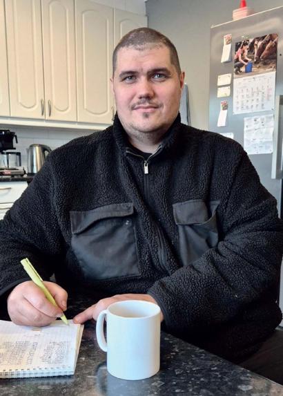 Yrittäjä Samuel Ingves lihanautakasvattamon ympäristössä.