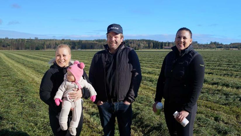 Anttilan tilan ja Hankkijan väkeä nurmipellolla