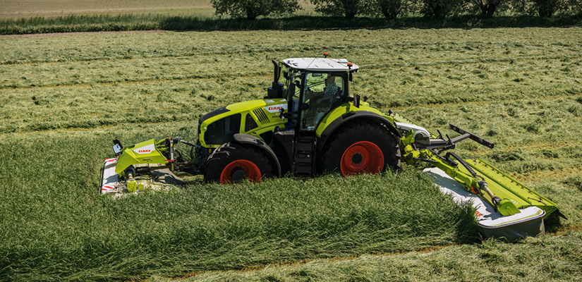 CLAAS traktori niittämässä heinää