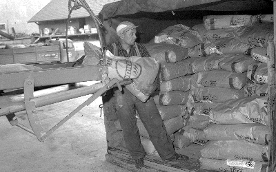 Rehurekkaan lastataan säkkejä käsin Turun tehtaalla