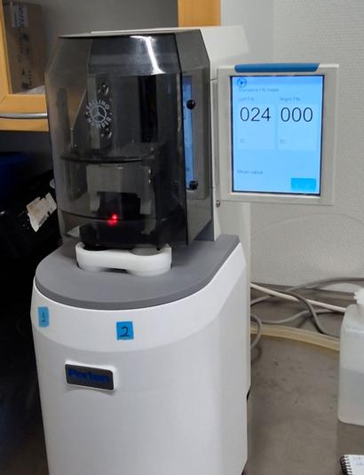 Laboratoriolaite mittaa näytteen ominaisuuksia digitaalisen näytön ohjaamana.