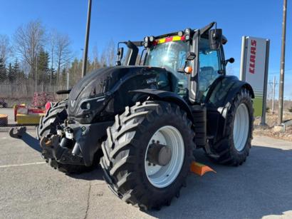 Valtra T254 Versu -traktori etunostolaitteella