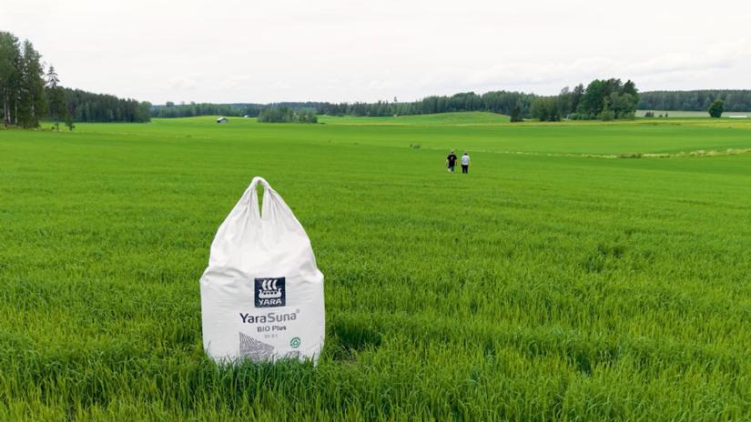 Luomulannoite YaraSuna BIO PLUS lannoitesuursäkki luomupellolla