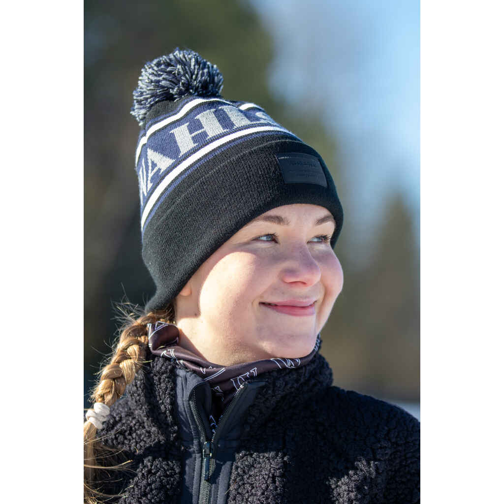 Tupsupipo Wahlstén ja logolla, musta