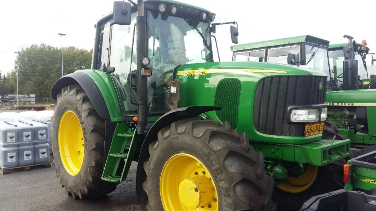 John Deere 6820