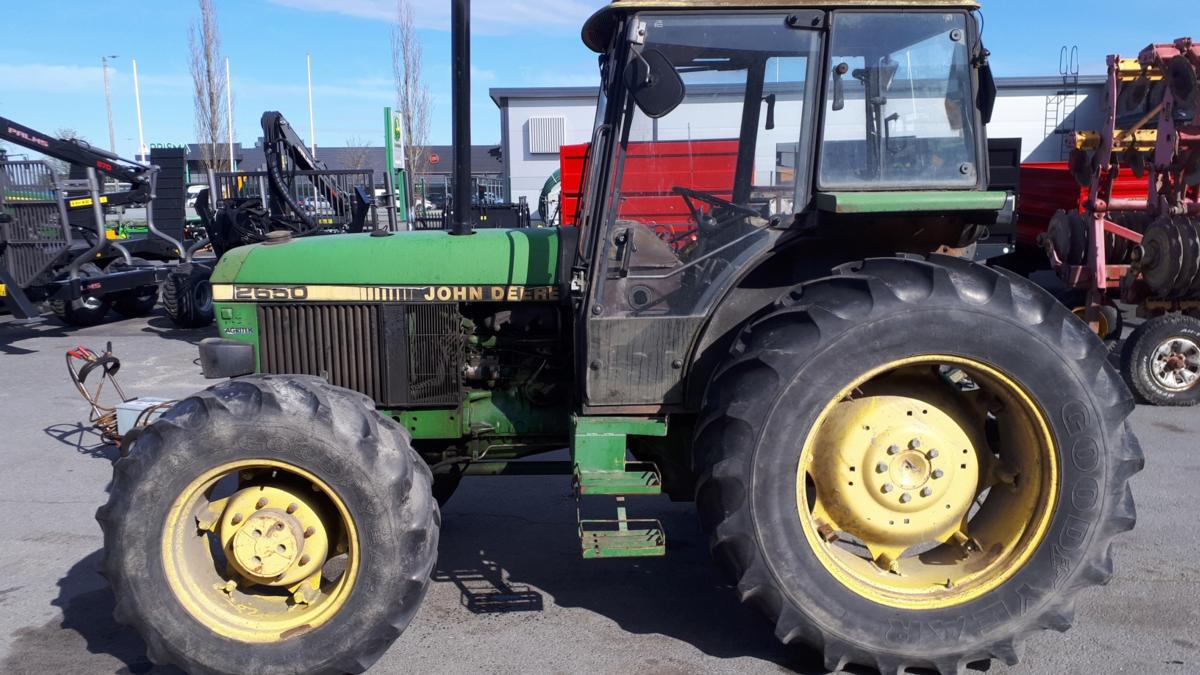 John Deere 2650