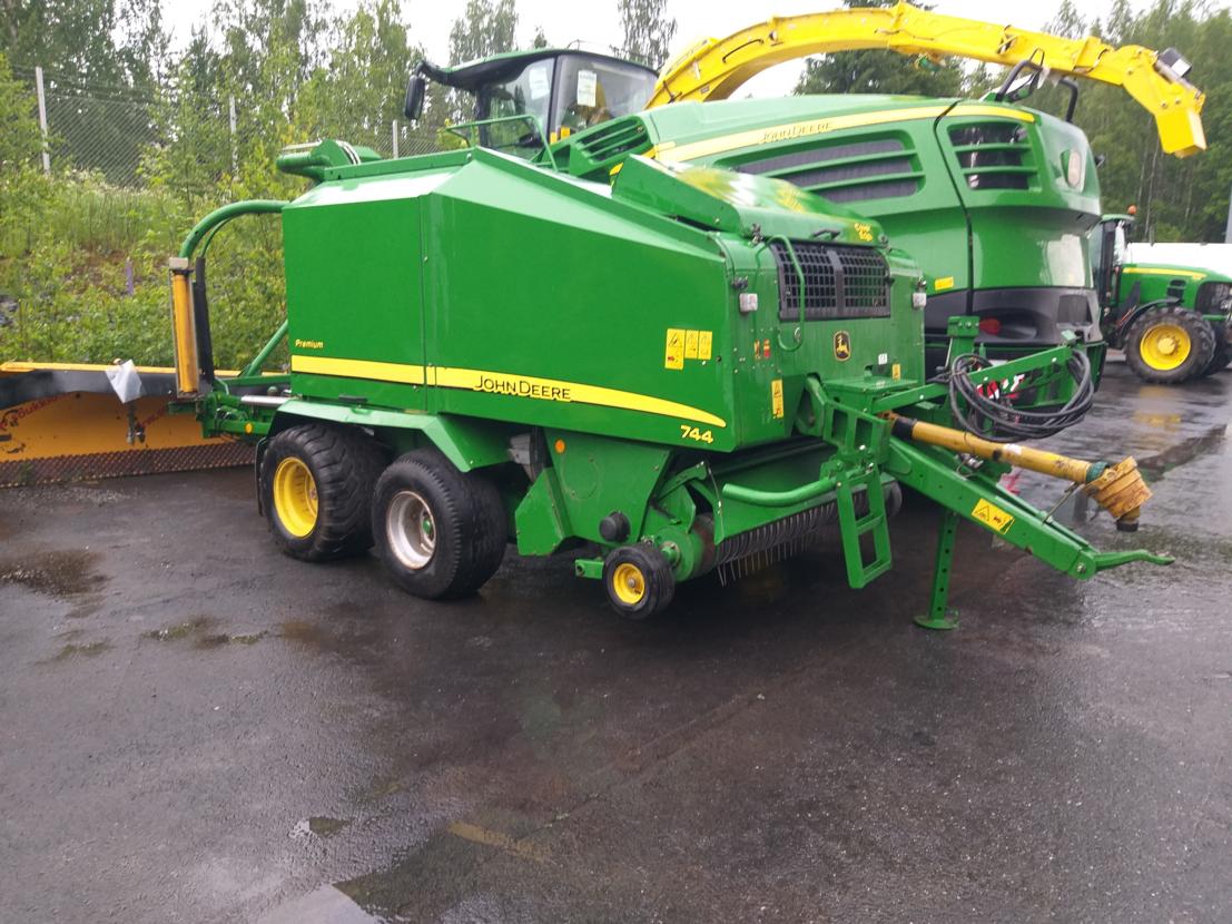 John Deere C 744
