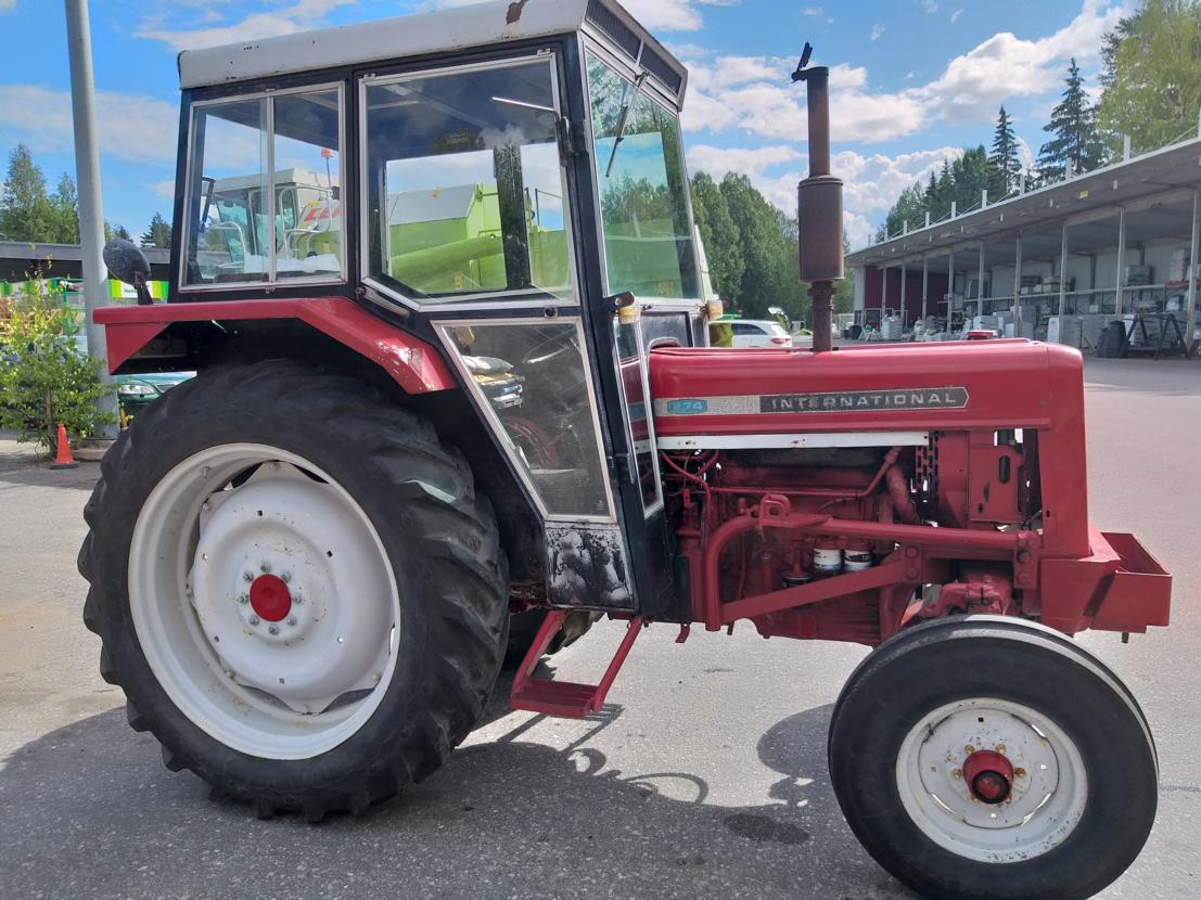 International 674