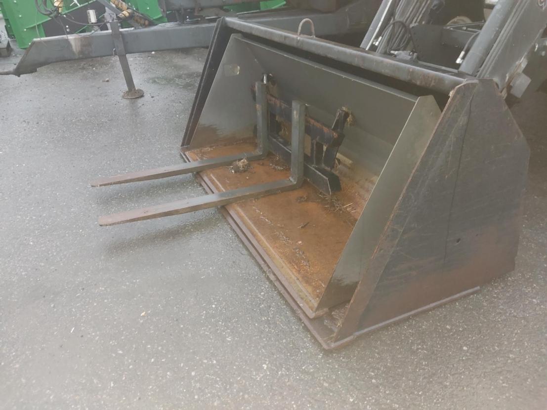 Muu Merkki 2 Kauhaa Ja Trukkipiikit