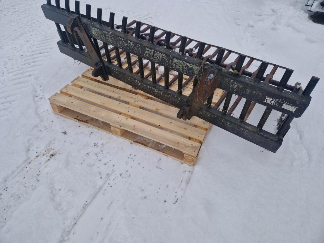 Traktorivarusteet Kivitalikko