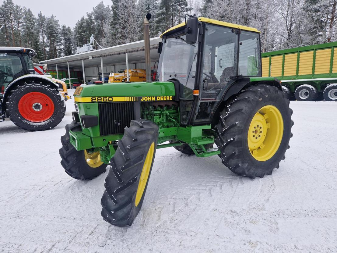 John Deere 2250