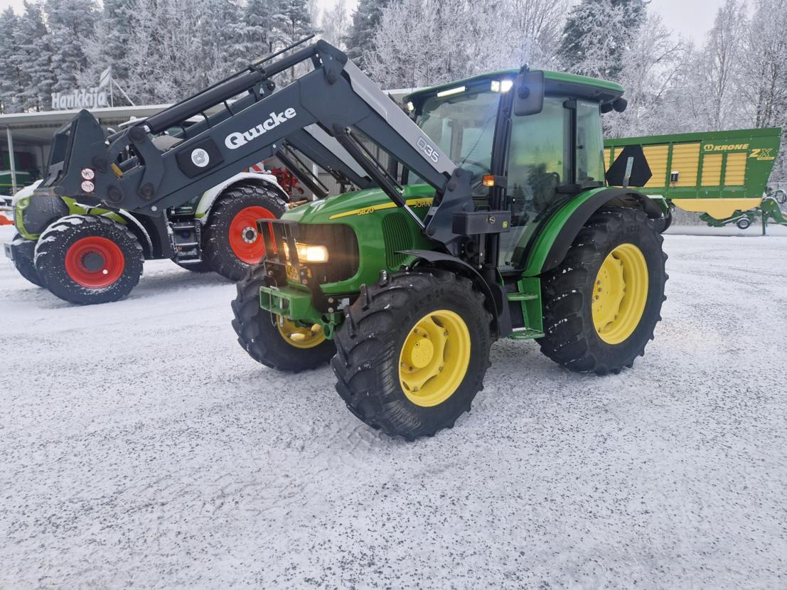 John Deere 5820