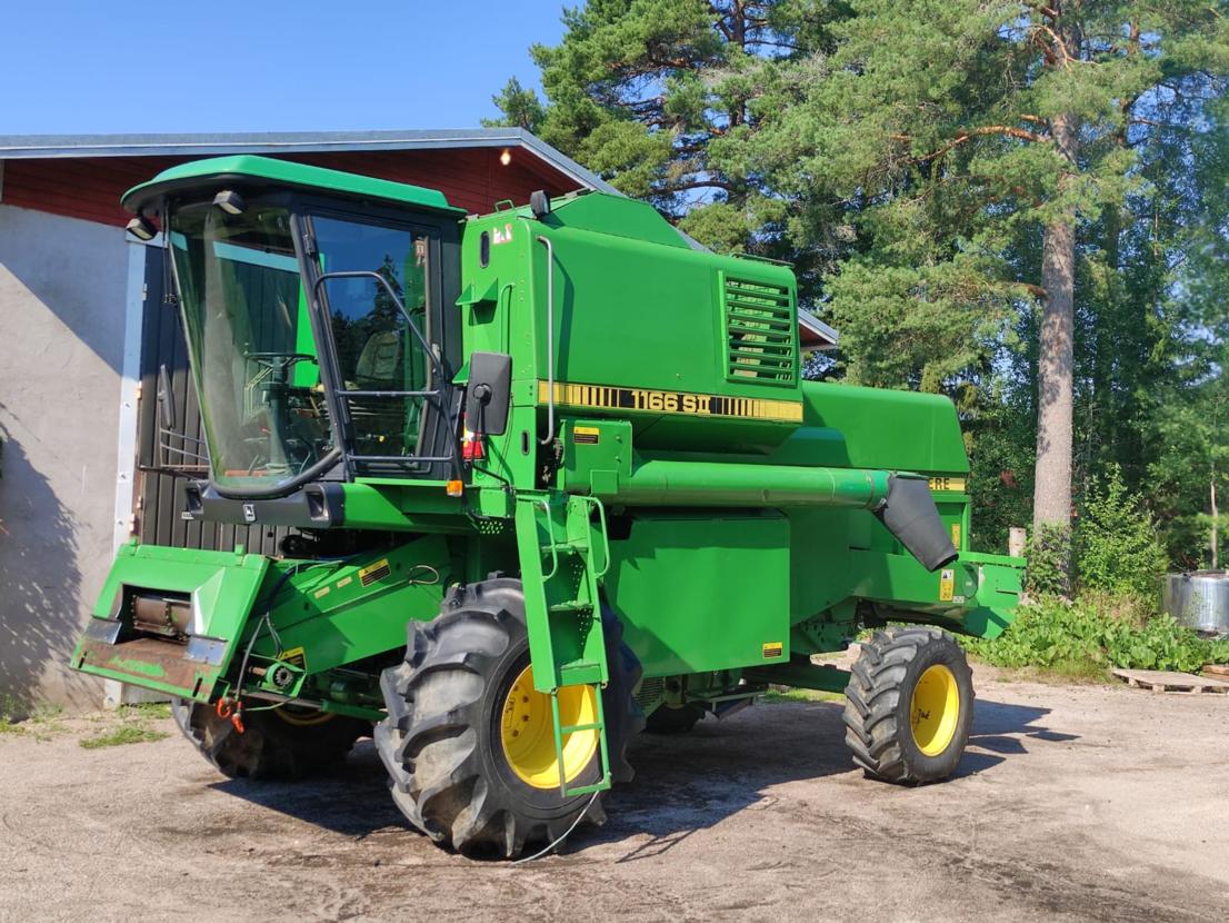 John Deere 1166