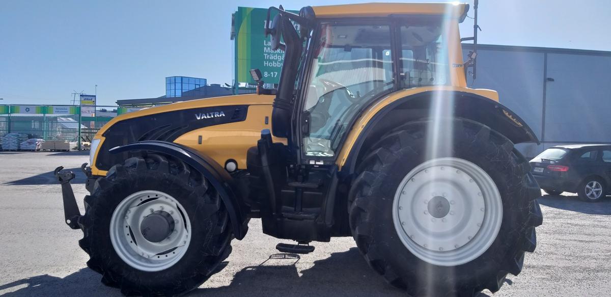 Valtra T213 Versu+etunostolaite
