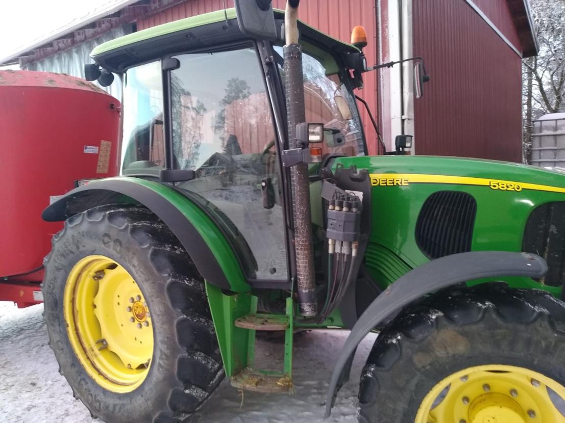 John Deere 5820