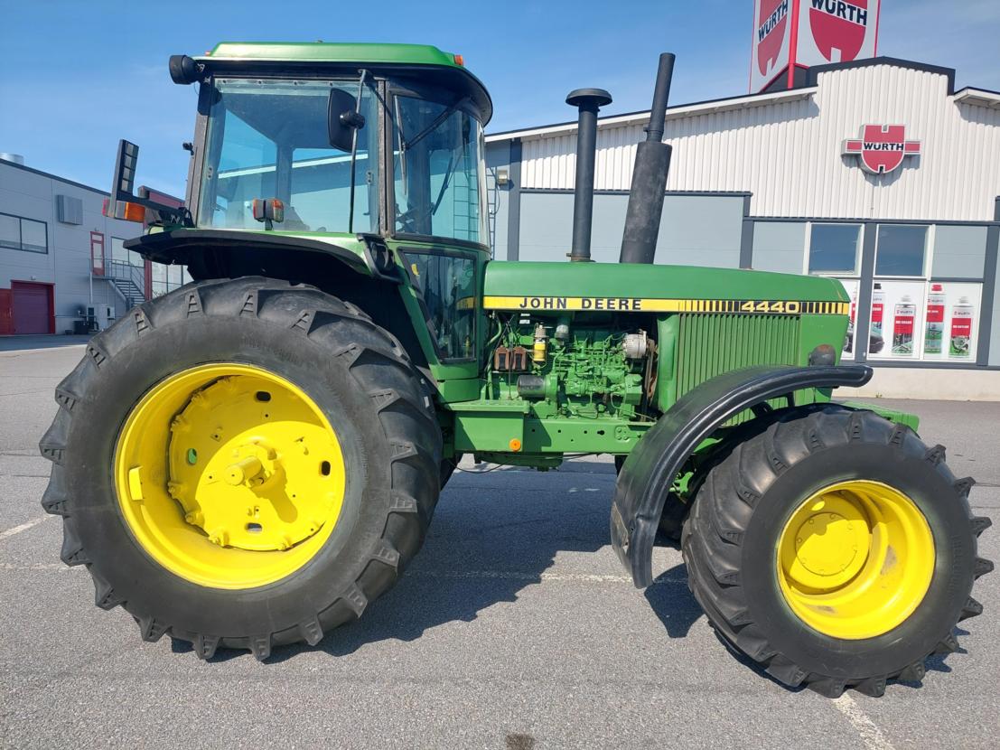 John Deere 4440