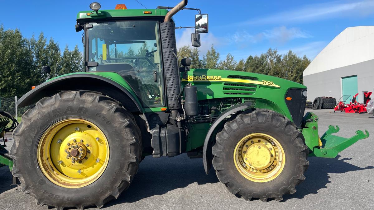 John Deere 7920