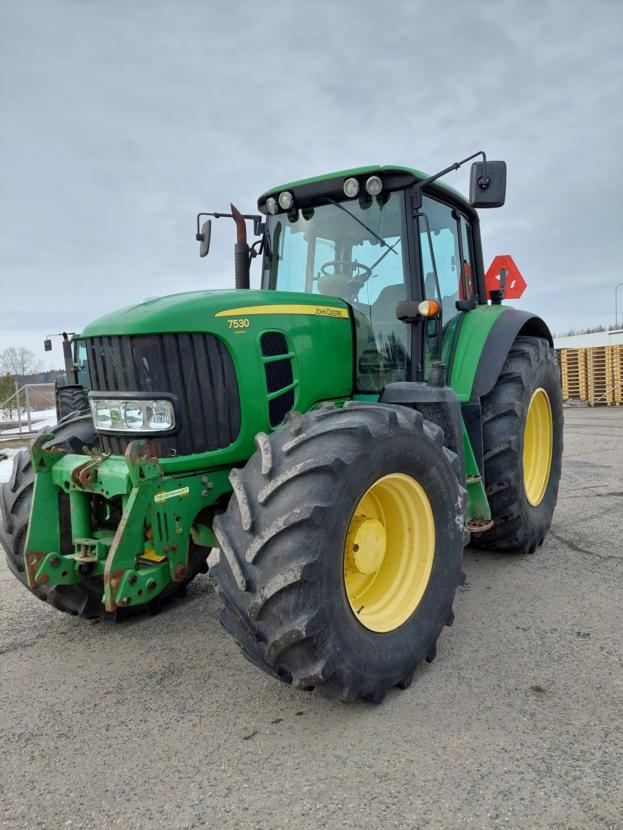 John Deere 7530