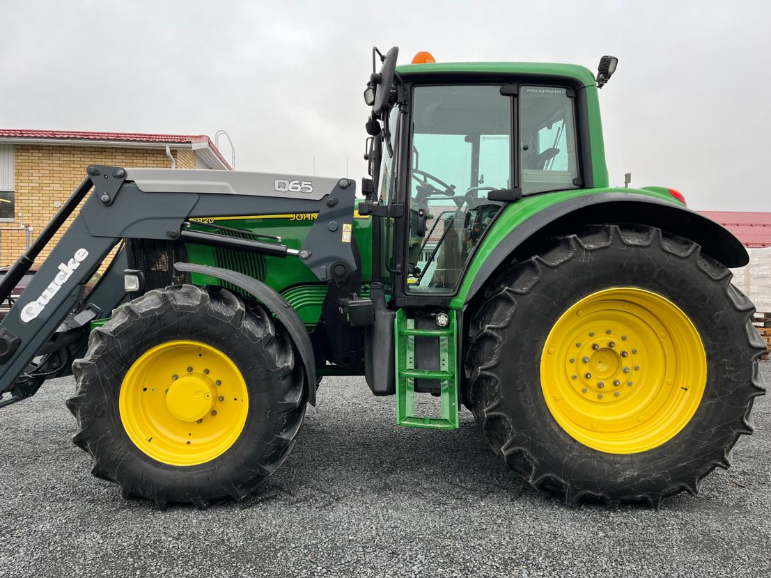 John Deere 6820