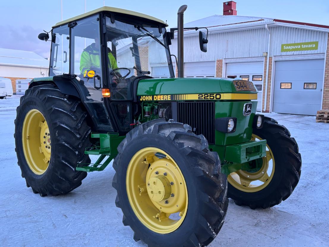John Deere 2250