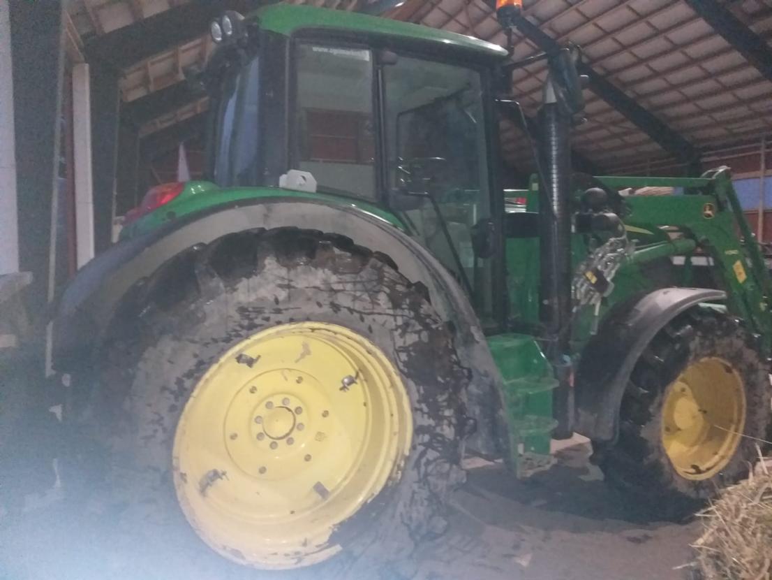 John Deere 6125m Traktori