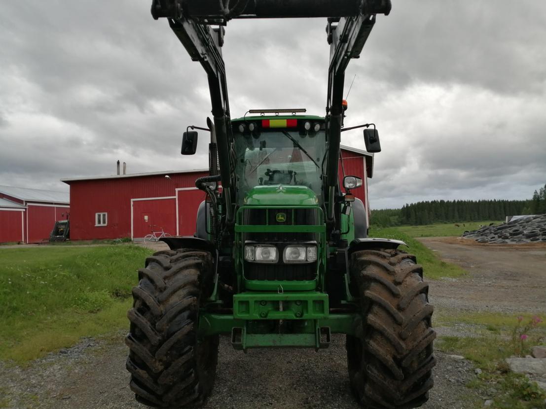 John Deere 6820
