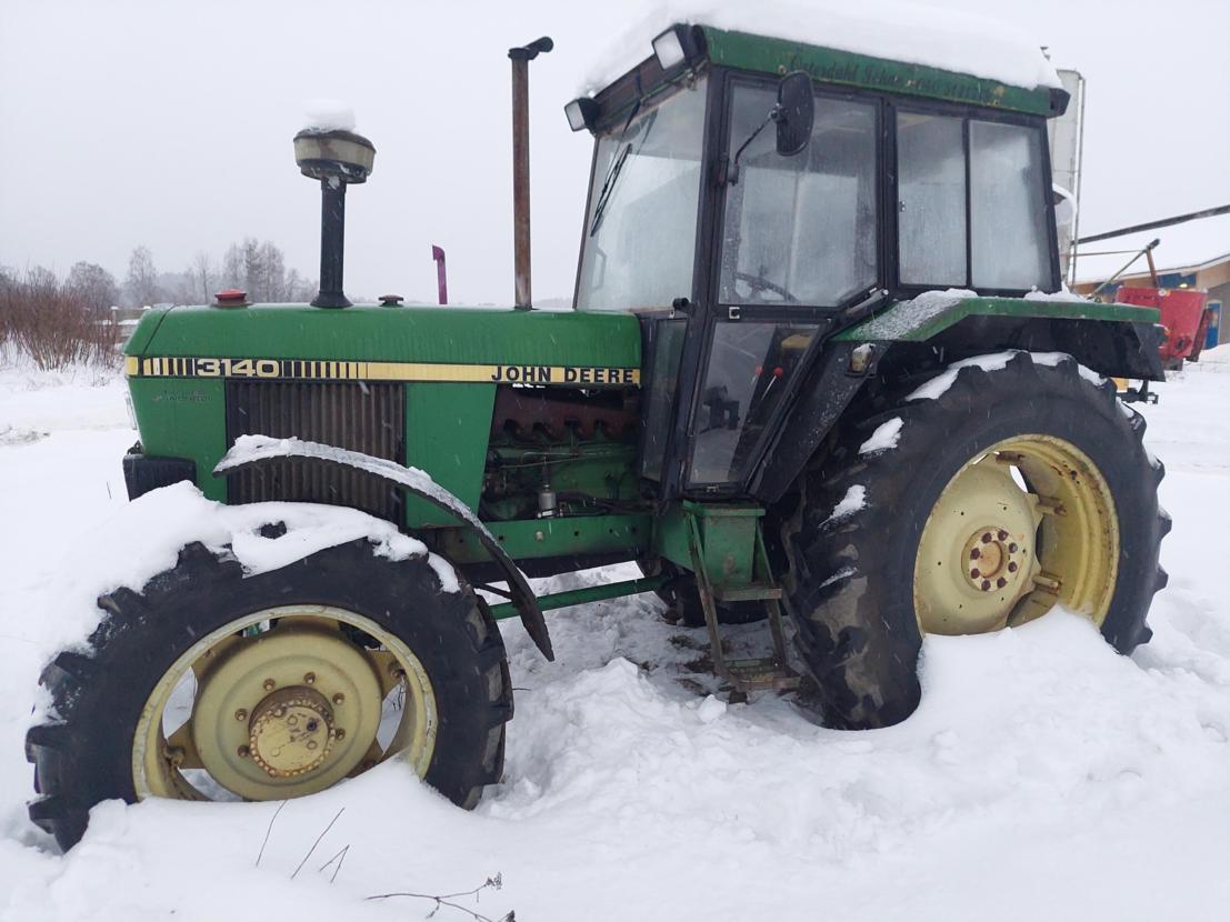 John Deere 3140