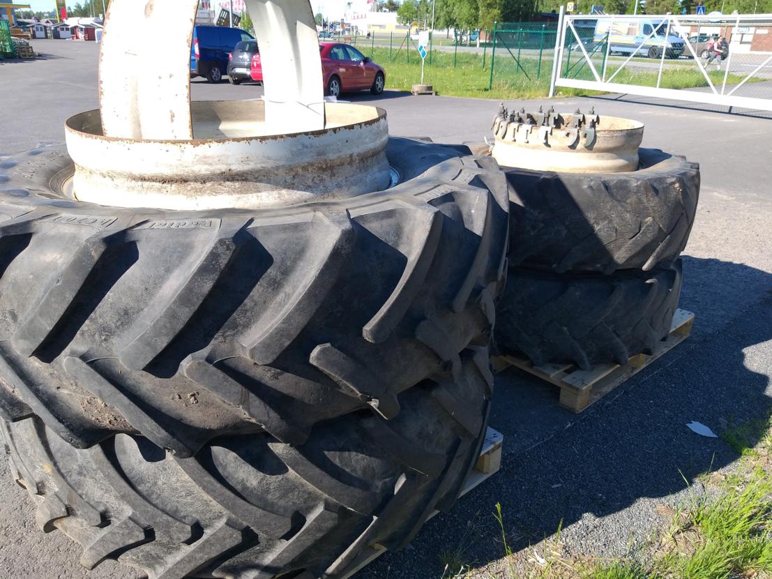 Levikepyörät 520/70r38 + 420/70r28