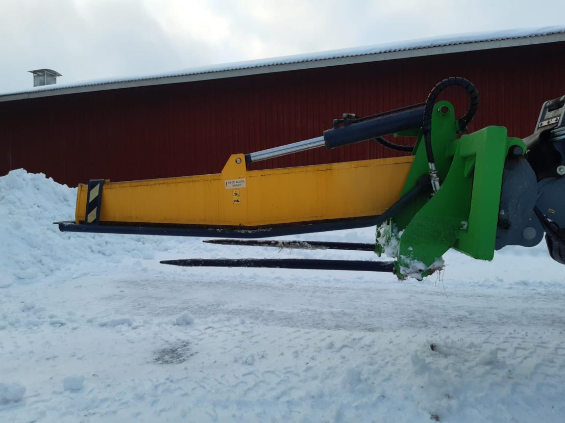 Pienkuormaajavarusteet Avant Paalileikkuri